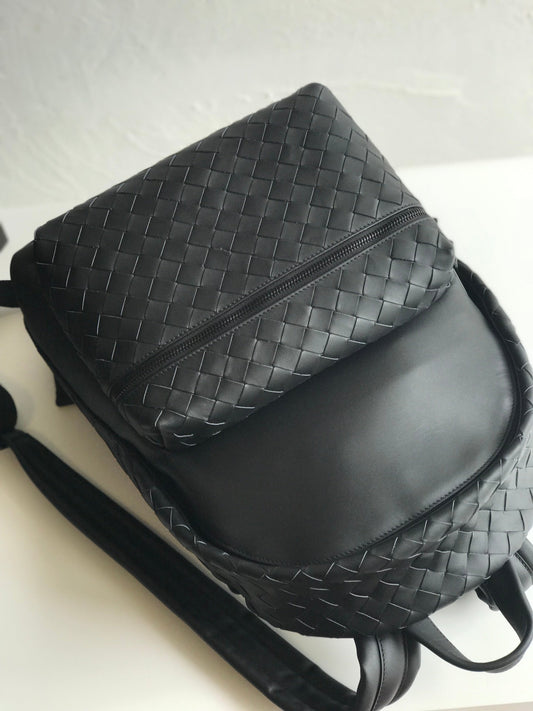 Luxury Bottega Veneta SMALL INTRECCIATO 41 BACKPACK IN BLACK CALFSKIN