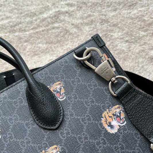 Luxury Gucci TIGER PRINT MEDIUM TOTE BAG 38 IN BLACK CANVAS AND LEATHER TRIM