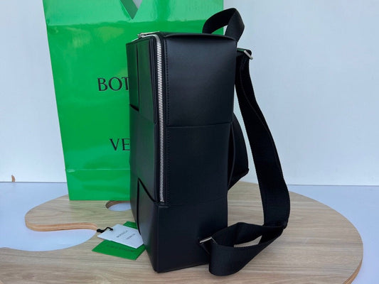 Luxury Bottega Veneta WOVEN BACKPACK 34 IN BLACK LAMBSKIN
