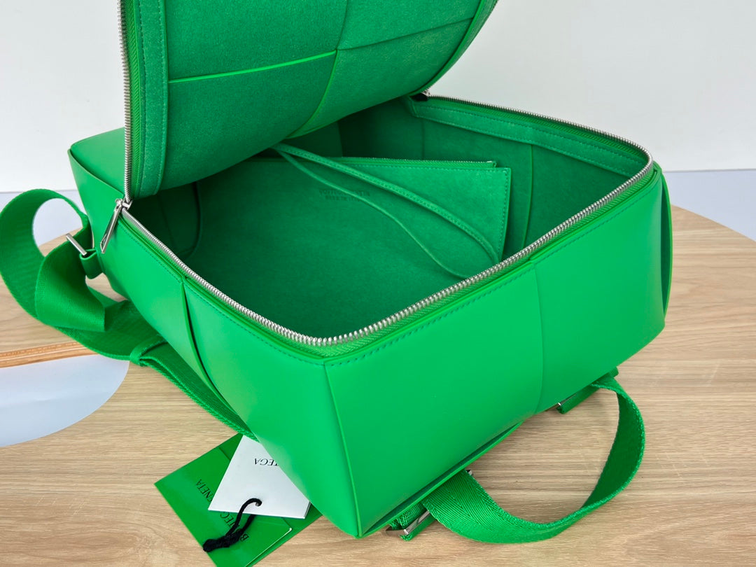 Luxury Bottega Veneta WOVEN BACKPACK 34 IN EMERALD GREEN LAMBSKIN