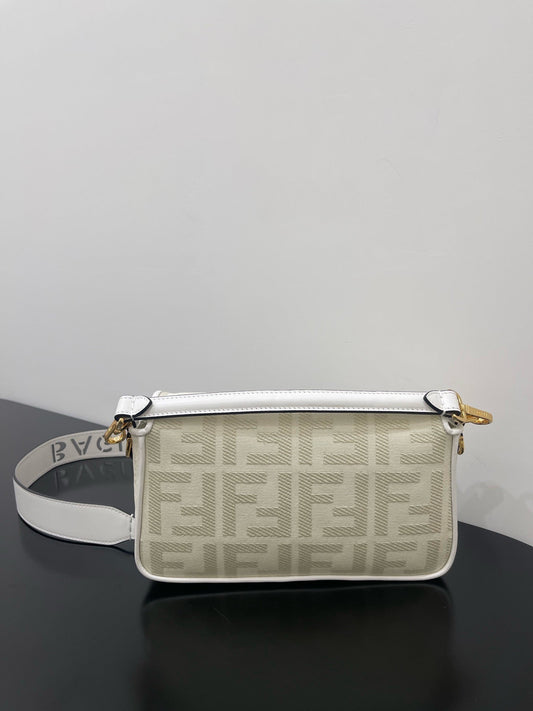 Luxury FendiLuxury Fendi26 BAGUETTE WHITE NAPPA LEATHER BAG WITH GOLD HARDWARE