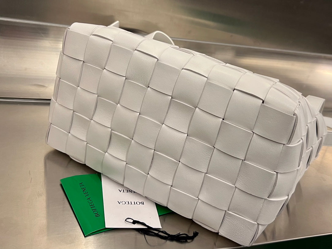 Luxury Bottega Veneta MEDIUM 28 CASSETTE WHITE LAMBSKIN