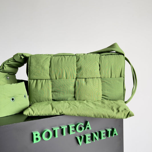 Luxury Bottega Veneta BV CASSETTE 32 BAG IN GREEN FERN POLYAMIDE