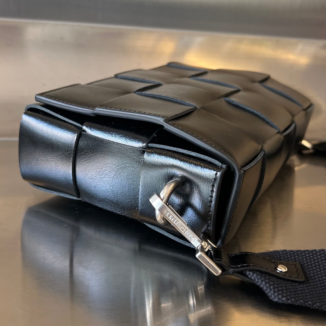 Luxury Bottega Veneta CASSETTE 23 BLACK CALFSKIN WITH VERSATILE STRAP