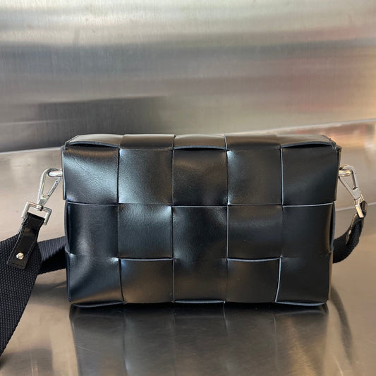 Luxury Bottega Veneta CASSETTE 23 BLACK CALFSKIN WITH VERSATILE STRAP