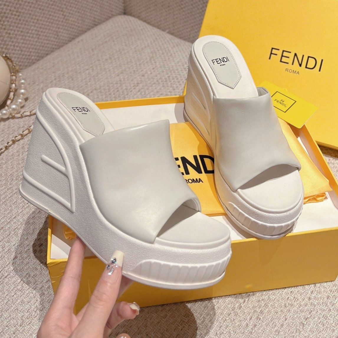 Luxury FendiLuxury FendiBAGUETTE WEDGE PLATFORM 85MM IN WHITE CALFSKIN