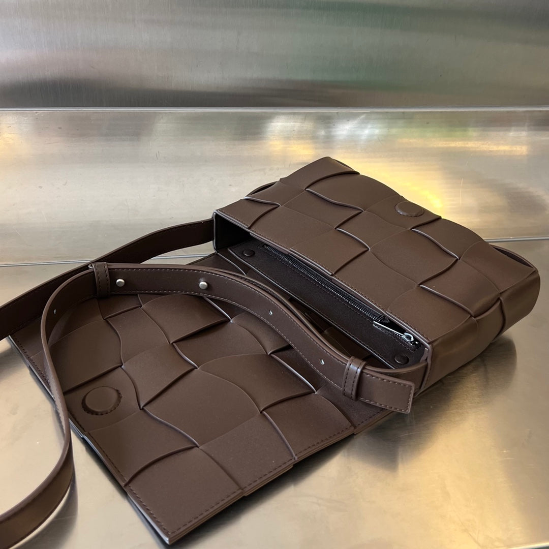 Luxury Bottega Veneta CASSETTE 23 IN CHOCOLATE CALFSKIN WITH WAVY PATTERN