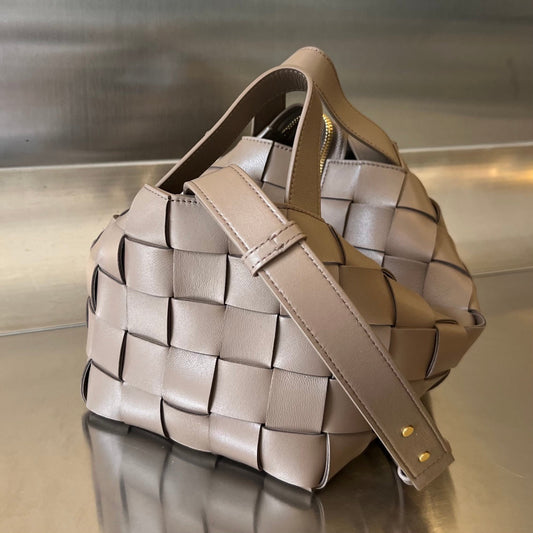 Luxury Bottega Veneta SMALL 22 CASSETTE IN CAMEL BROWN LAMBSKIN