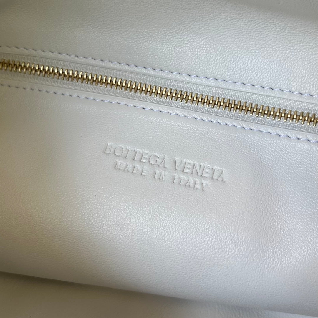 Luxury Bottega Veneta LARGE HOP 54 IN WHITE LAMBSKIN
