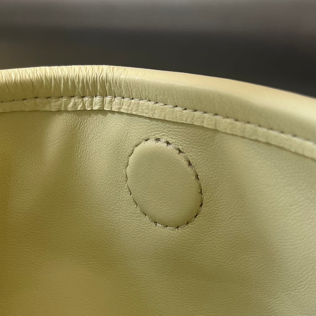 Luxury Bottega Veneta LARGE HOP 54 IN DARK CREAM LAMBSKIN