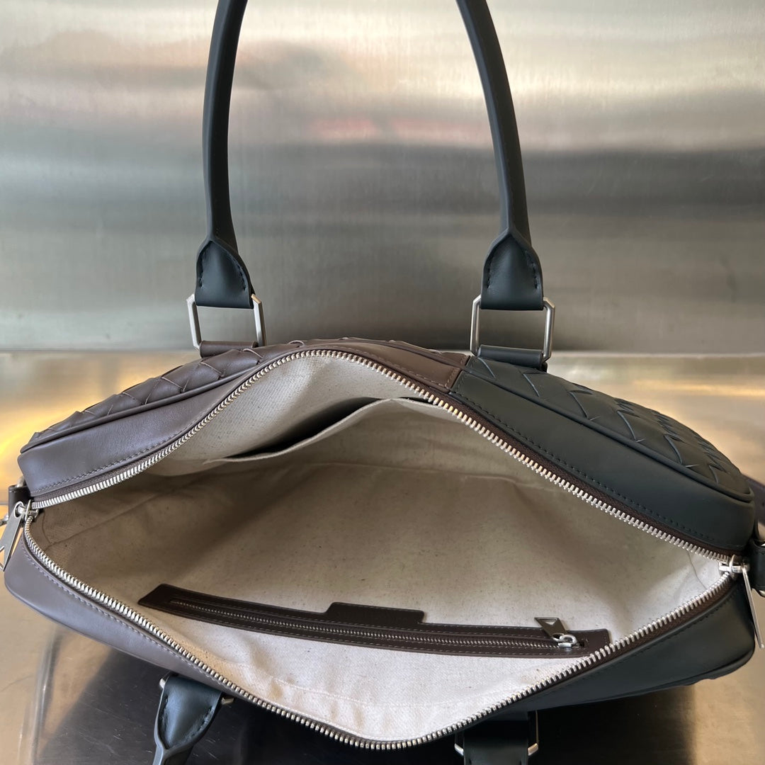 Luxury Bottega Veneta LARGE INTRECCIATO 40 BRIEFCASE IN LIGHT BROWN MIX DARK GREEN CALFSKIN