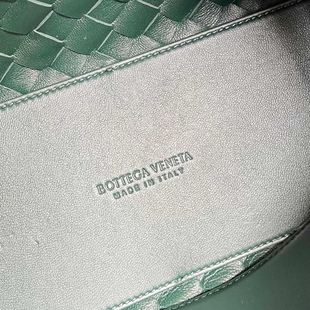 Luxury Bottega Veneta bv medium andiamo 32 castleton green lambskin