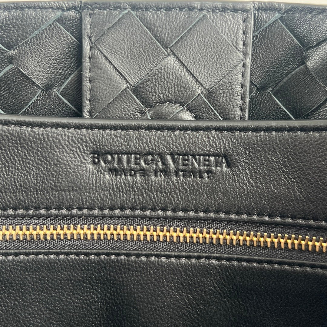 Luxury Bottega Veneta bv medium andiamo 32 black lambskin