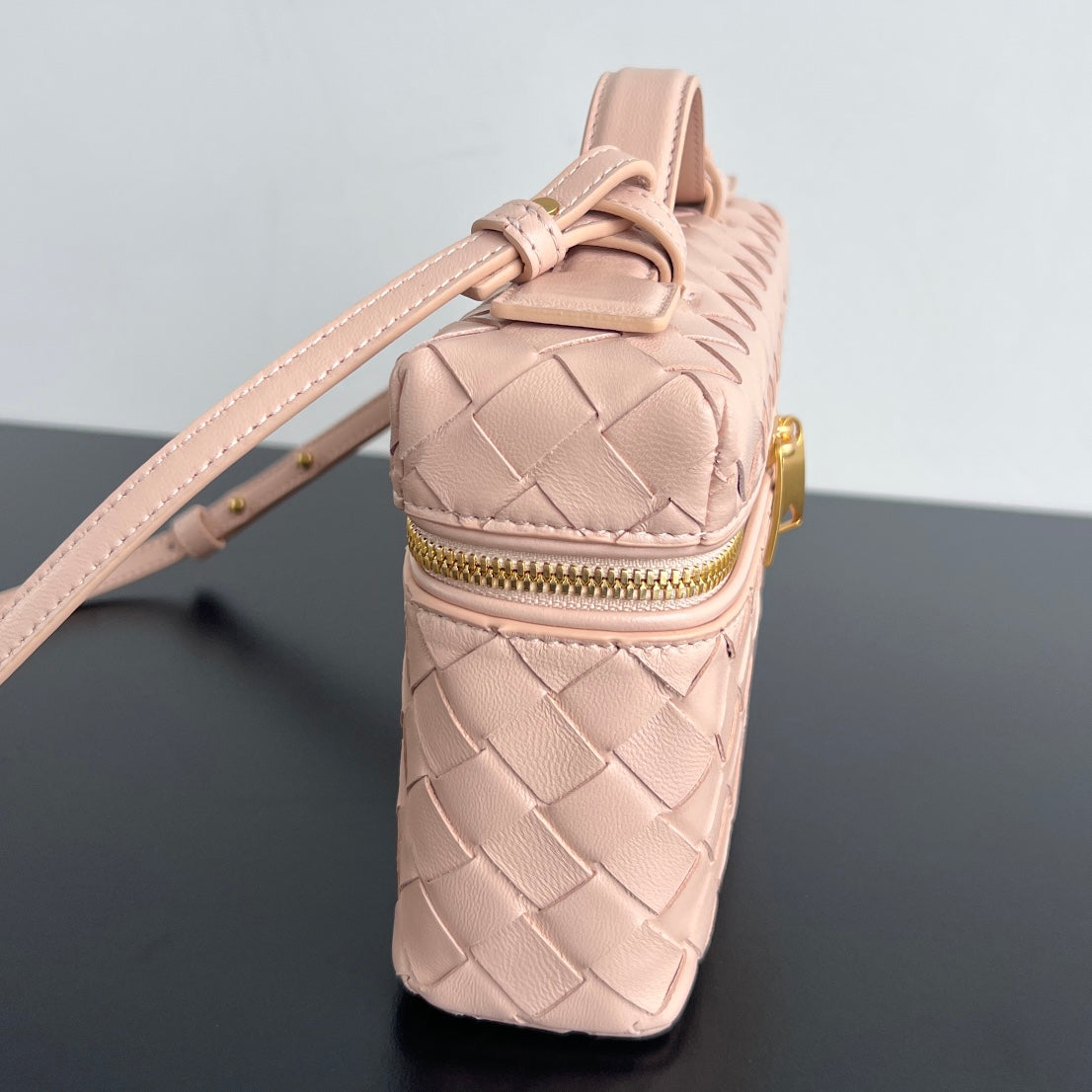 Luxury Bottega Veneta BANG BANG 22 VANITY CASE IN LIGHT PINK CALFSKIN