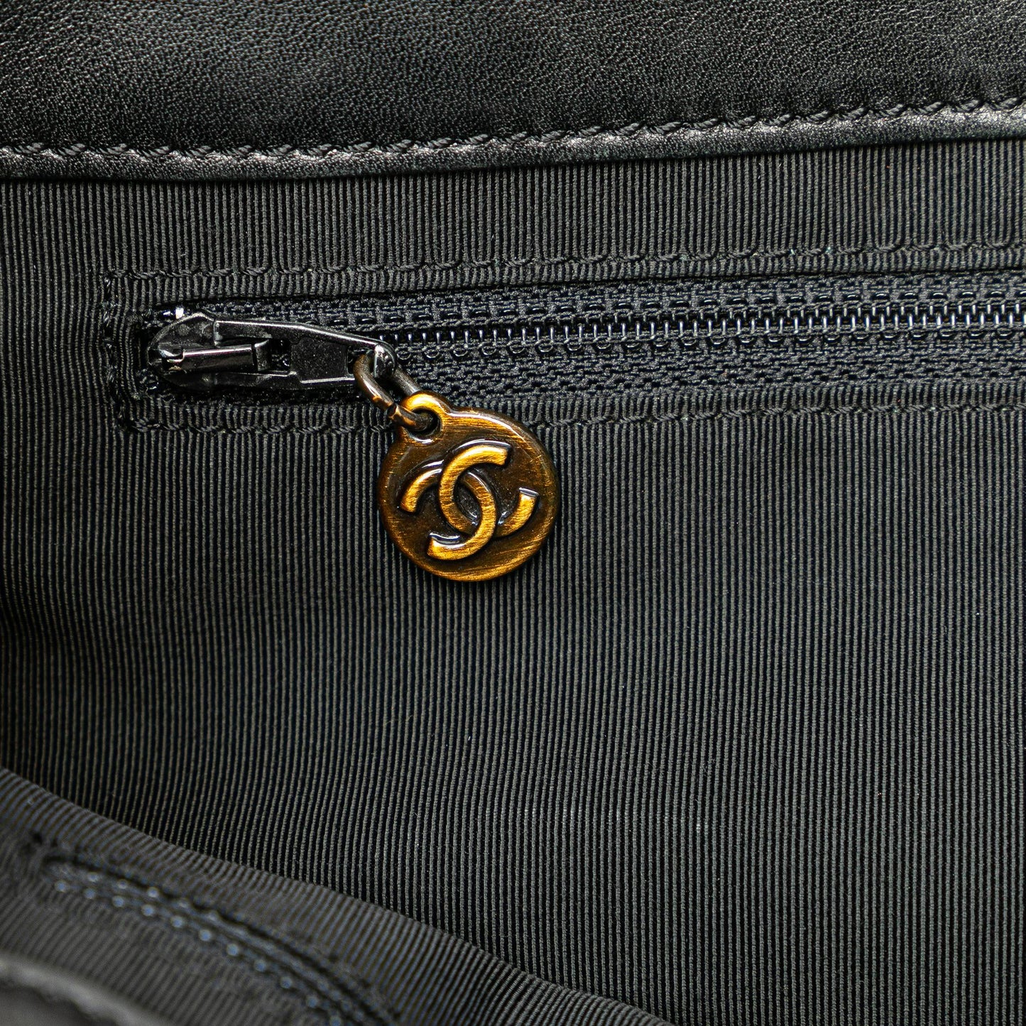 Chanel CC Lambskin Tote Bag (SHG-R6lAw8)