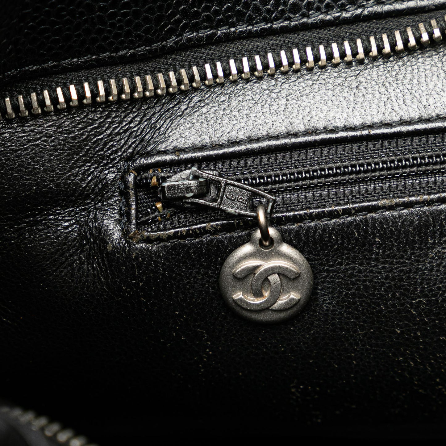 Chanel Caviar Medallion Tote (SHG-Ub8oNc)