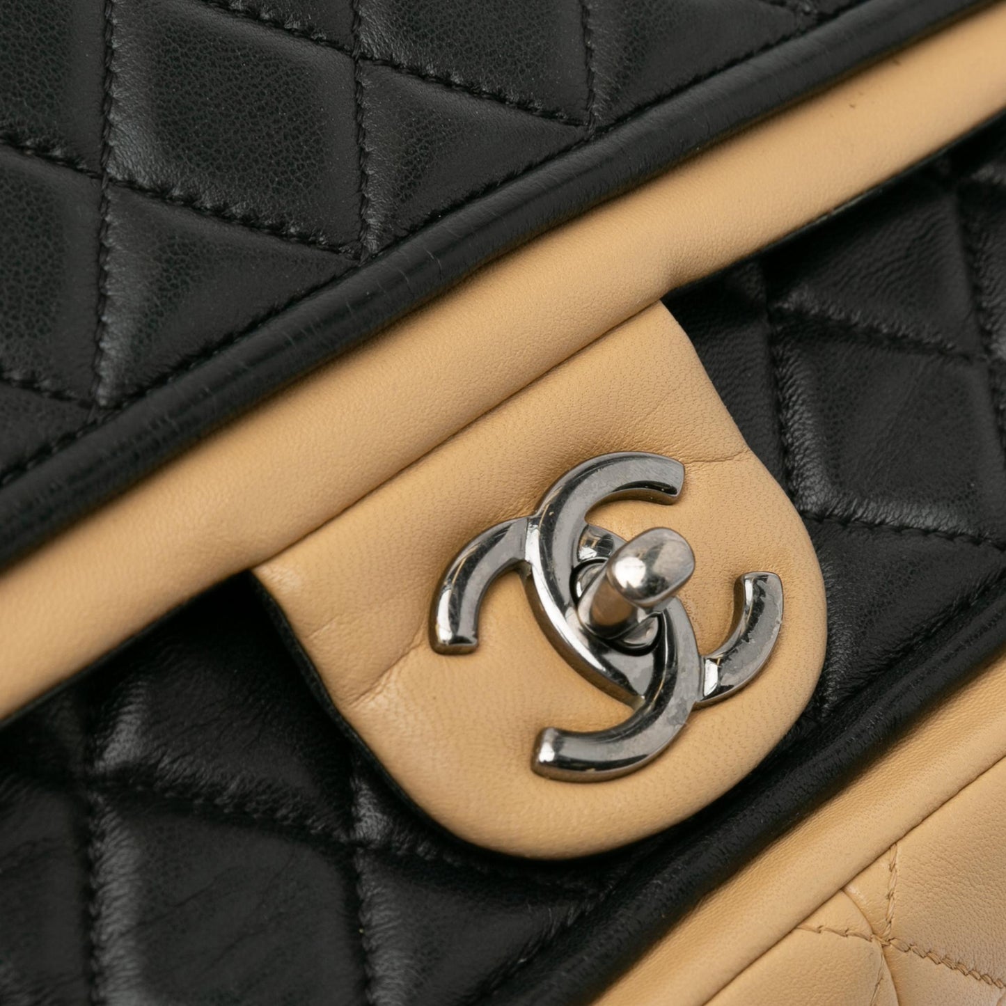 Chanel Jumbo Classic Bicolor Lambskin Twist Flap (SHG-8KW5ON)