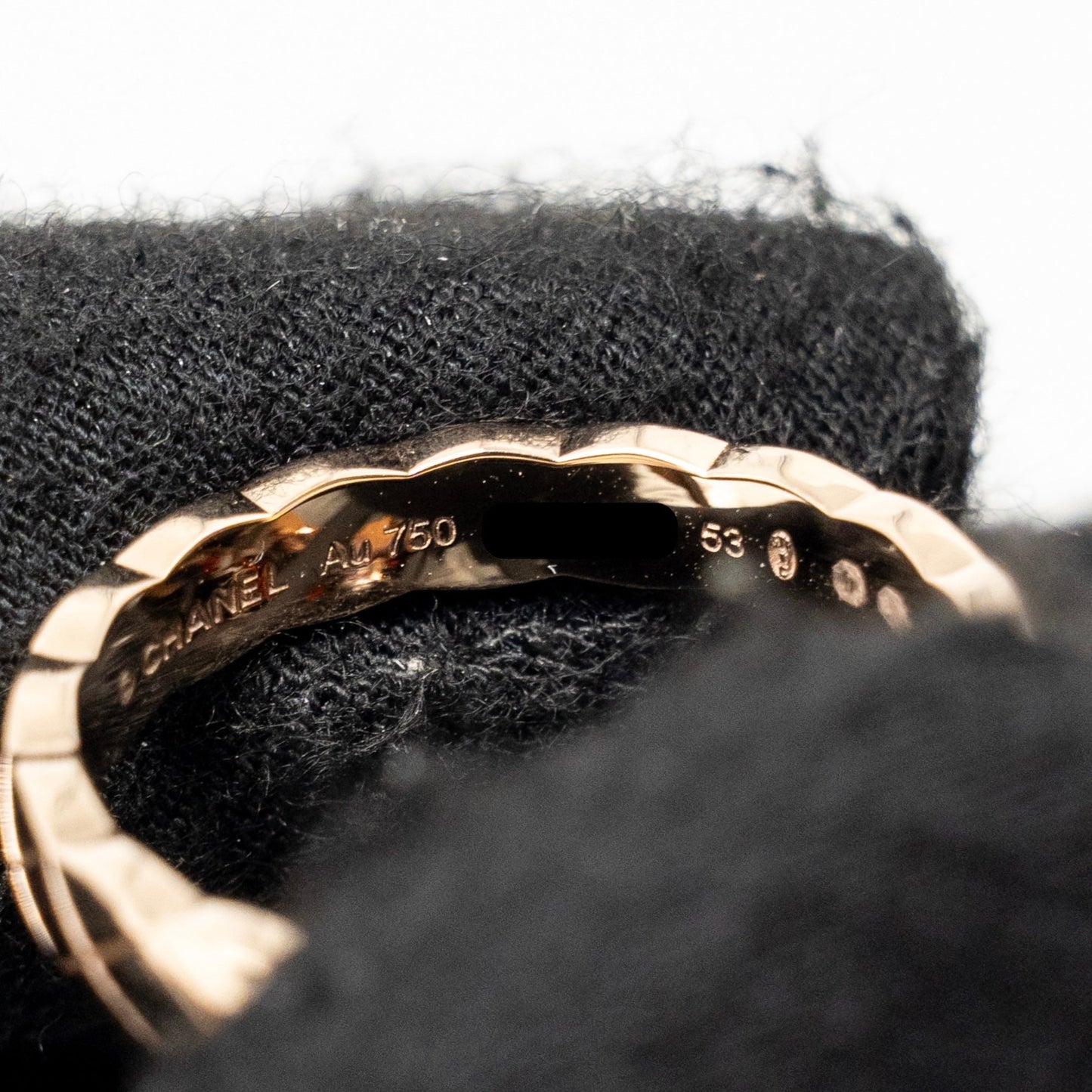 Chanel size 53 coco crush ring mini version quilted motif beige gold