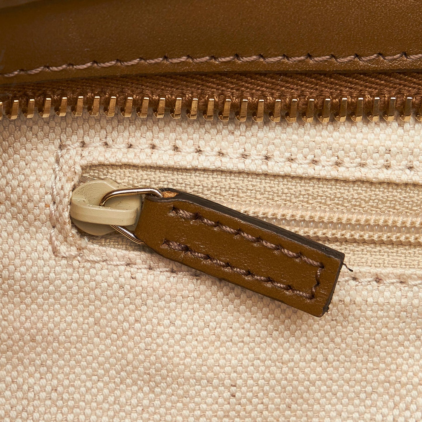 Gucci GG Canvas Sukey Crossbody Bag (SHG-hjOHd7)