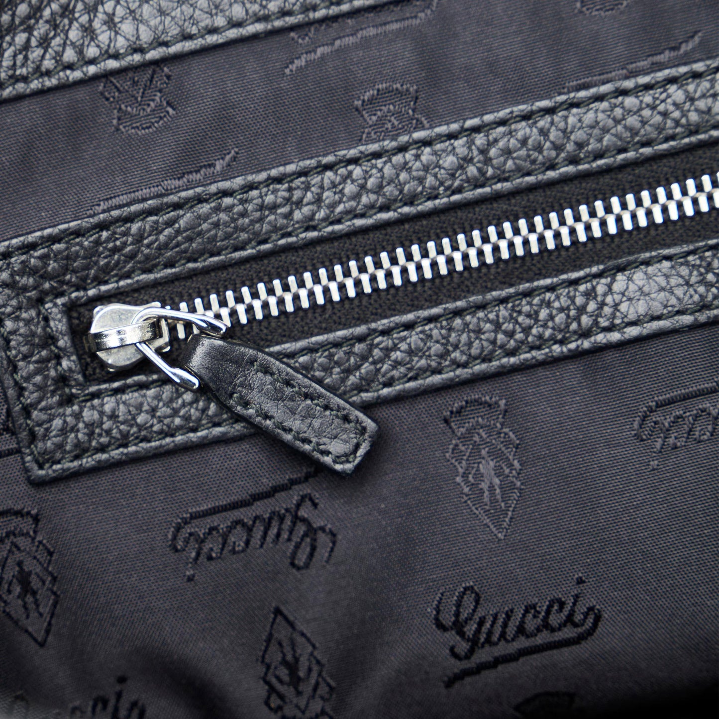 Gucci GG Neoprene Tote (SHG-FjjgTj)