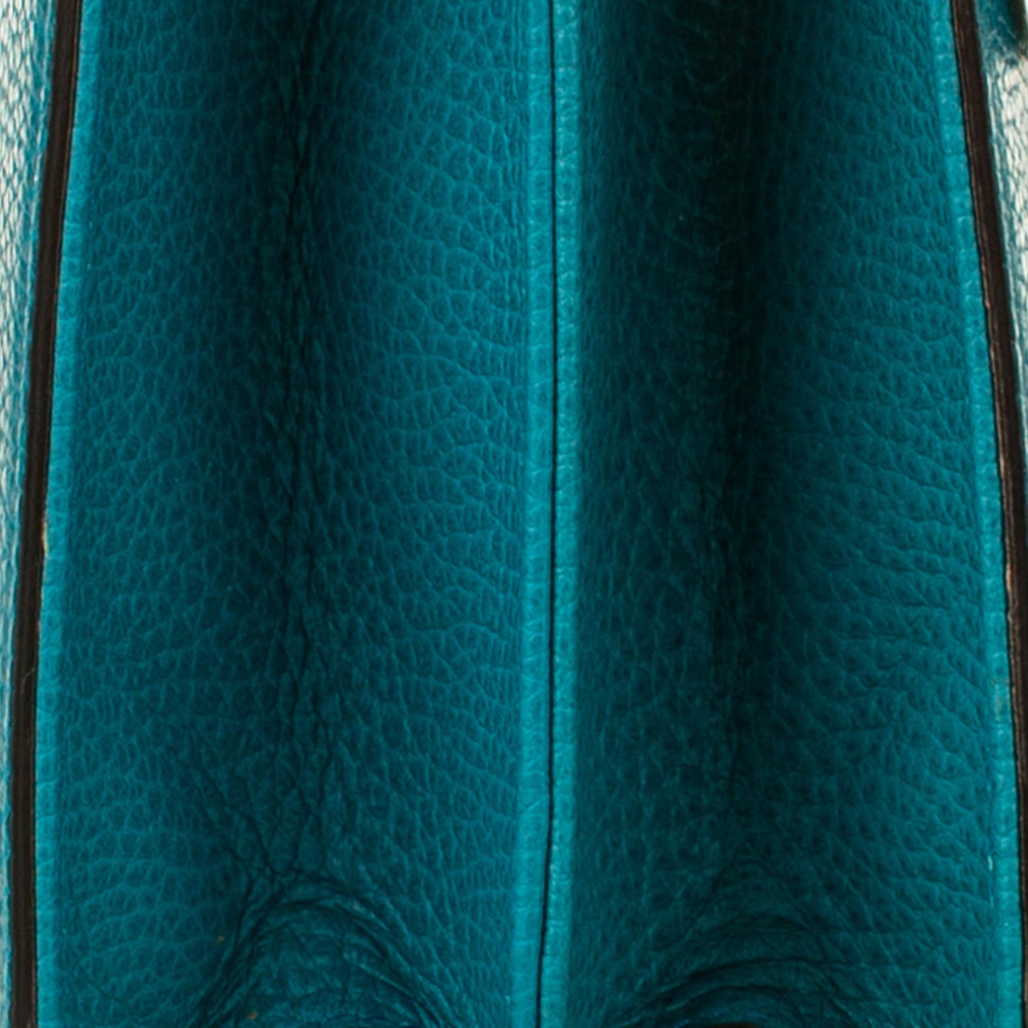 Gucci Medium Interlocking G Leather Crossbody Bag (SHG-32622)