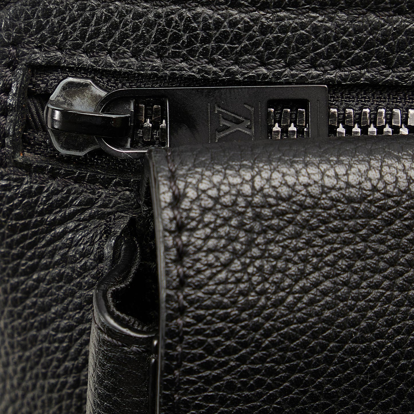 Louis Vuitton Aerogram Takeoff Sling (SHG-Tu0SKL)