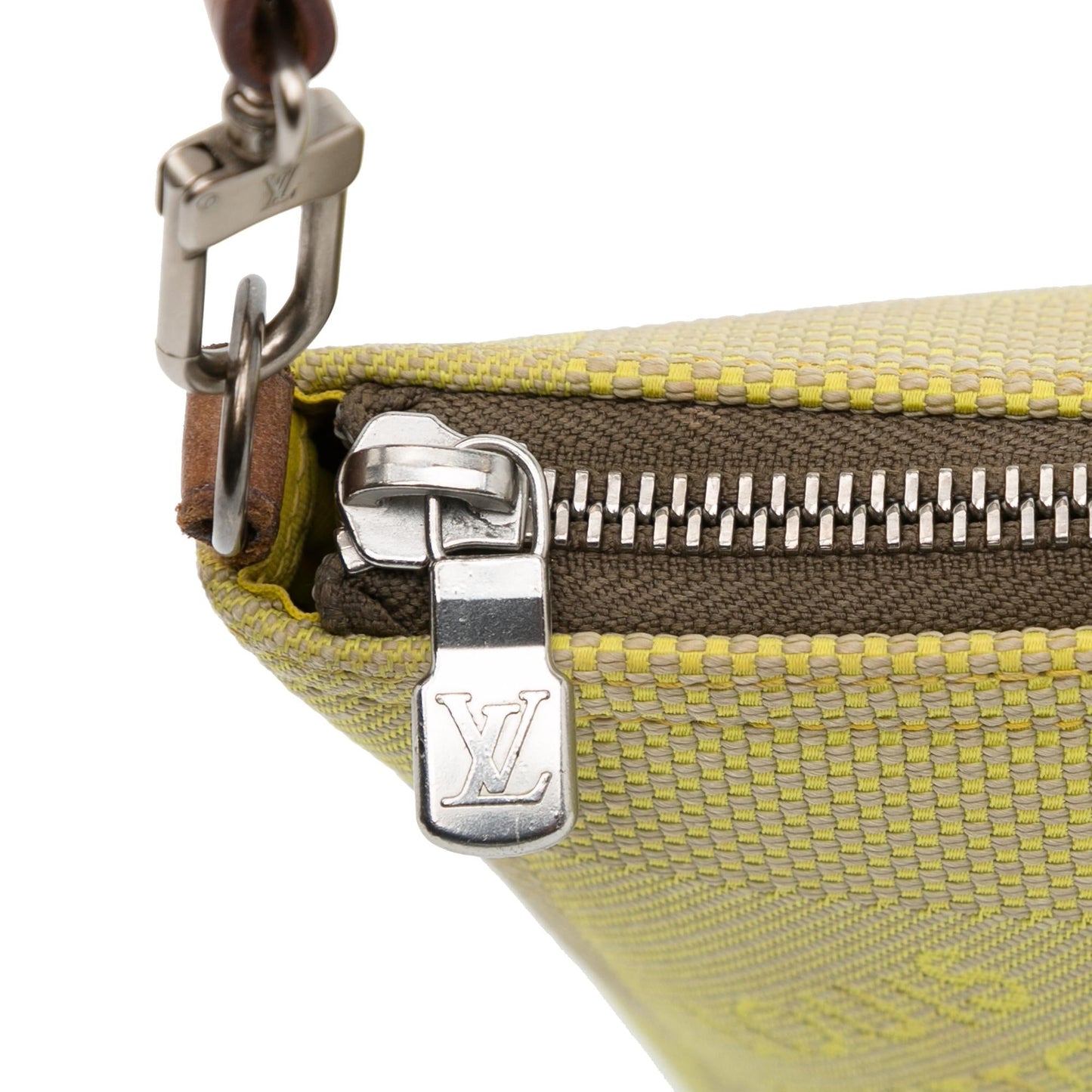 Louis Vuitton Damier Geant LV Cup Volunteer Pochette (SHG-Qok3WT)