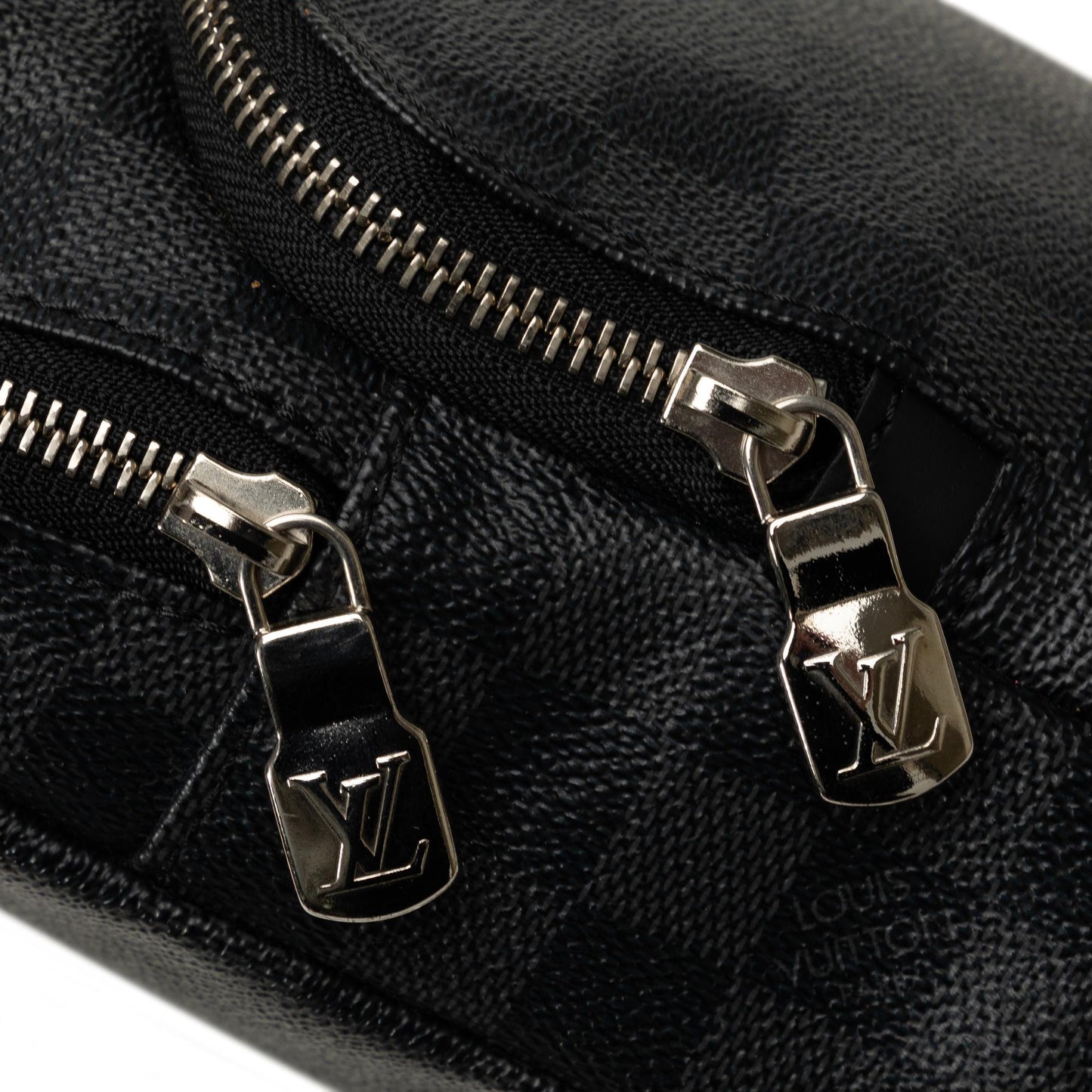 Louis Vuitton Damier Graphite Avenue Sling (SHG-5T4us2)