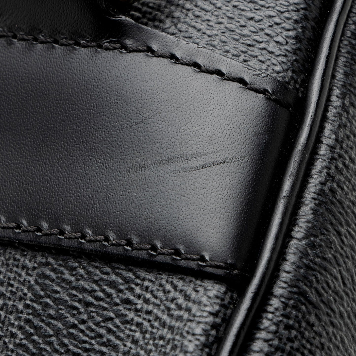 Louis Vuitton Damier Graphite Tadao PM Tote (SHF-Oxs4yX)