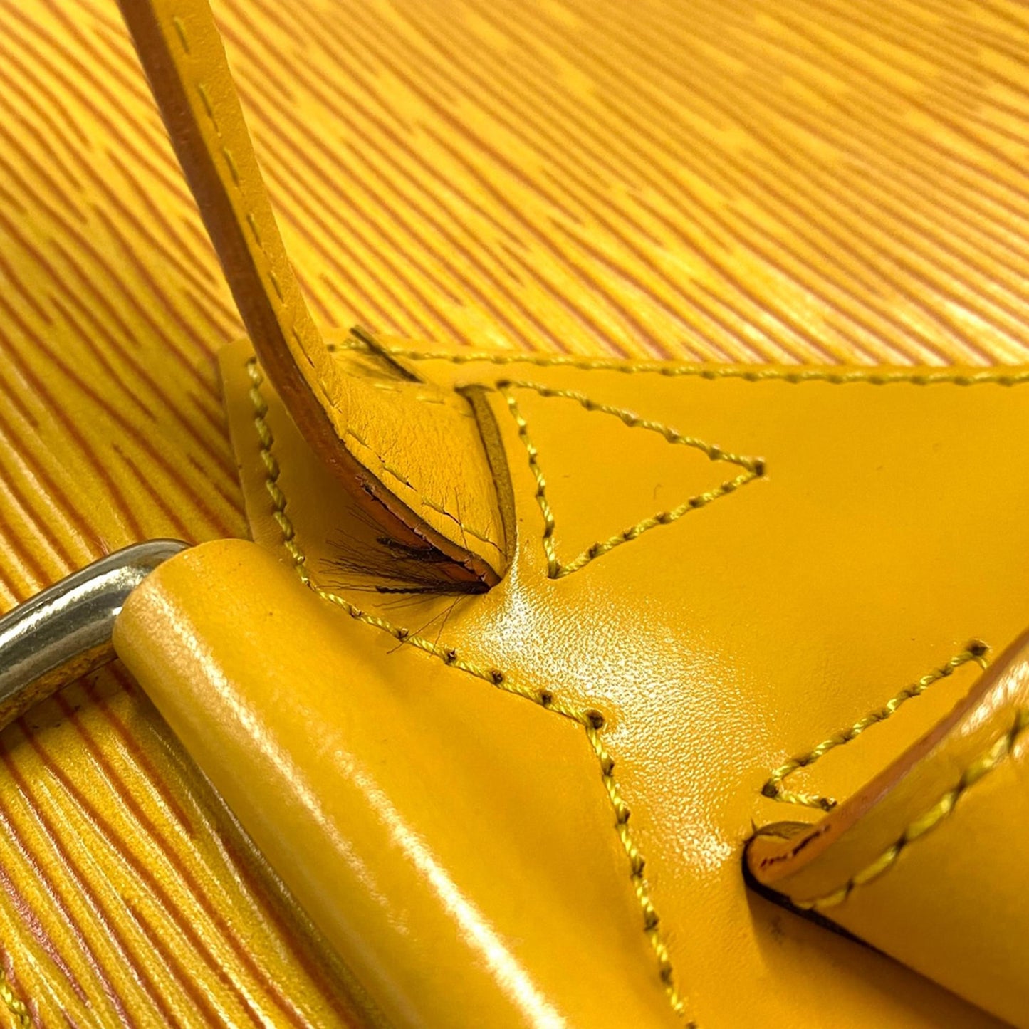 Louis Vuitton Epi Gobelins (SHG-CvCFlF)