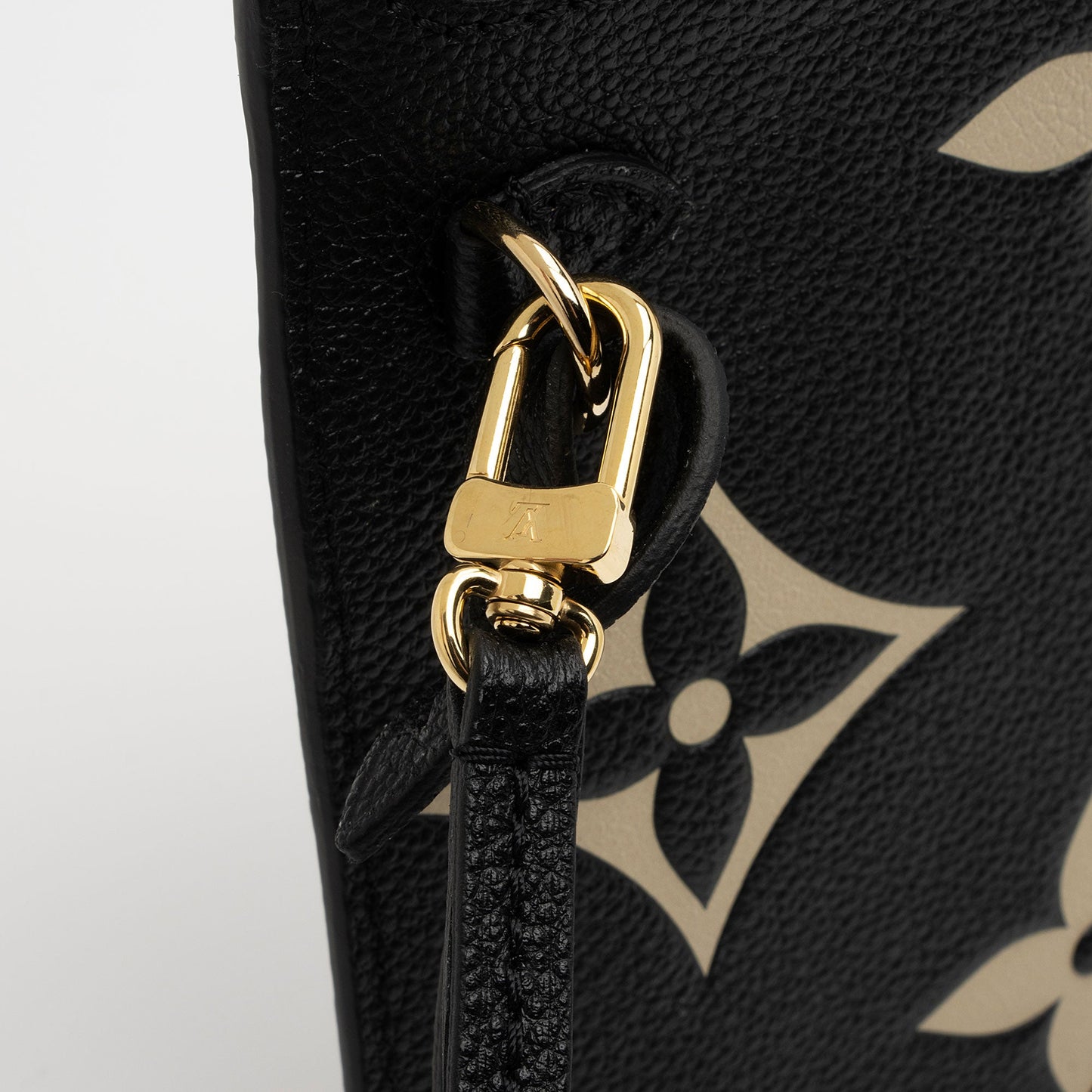 Louis Vuitton Giant Monogram Empreinte Neverfull MM Pochette (SHF-NNIvo5)