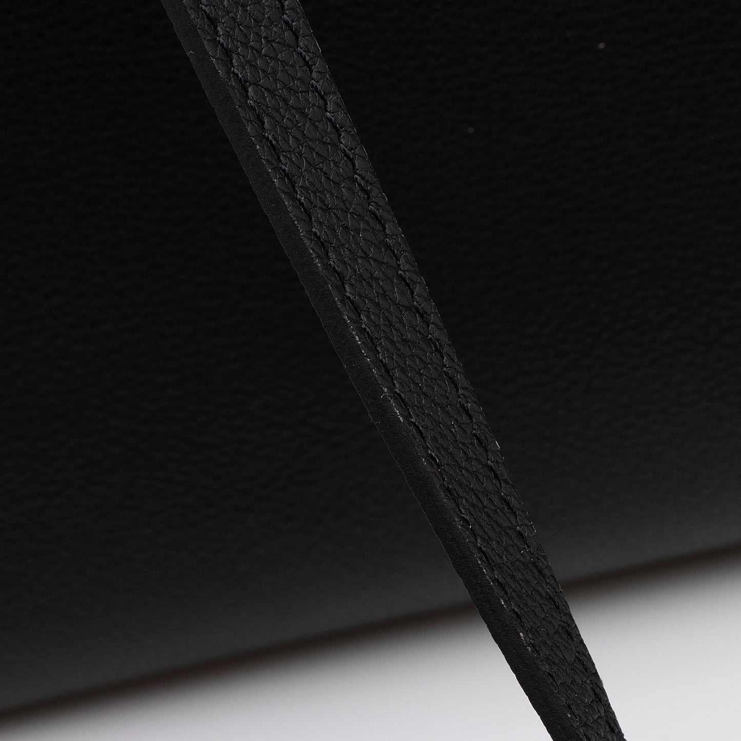 Louis Vuitton Grained Calfskin Lockme Ever MM Satchel (SHF-xxWmqD)