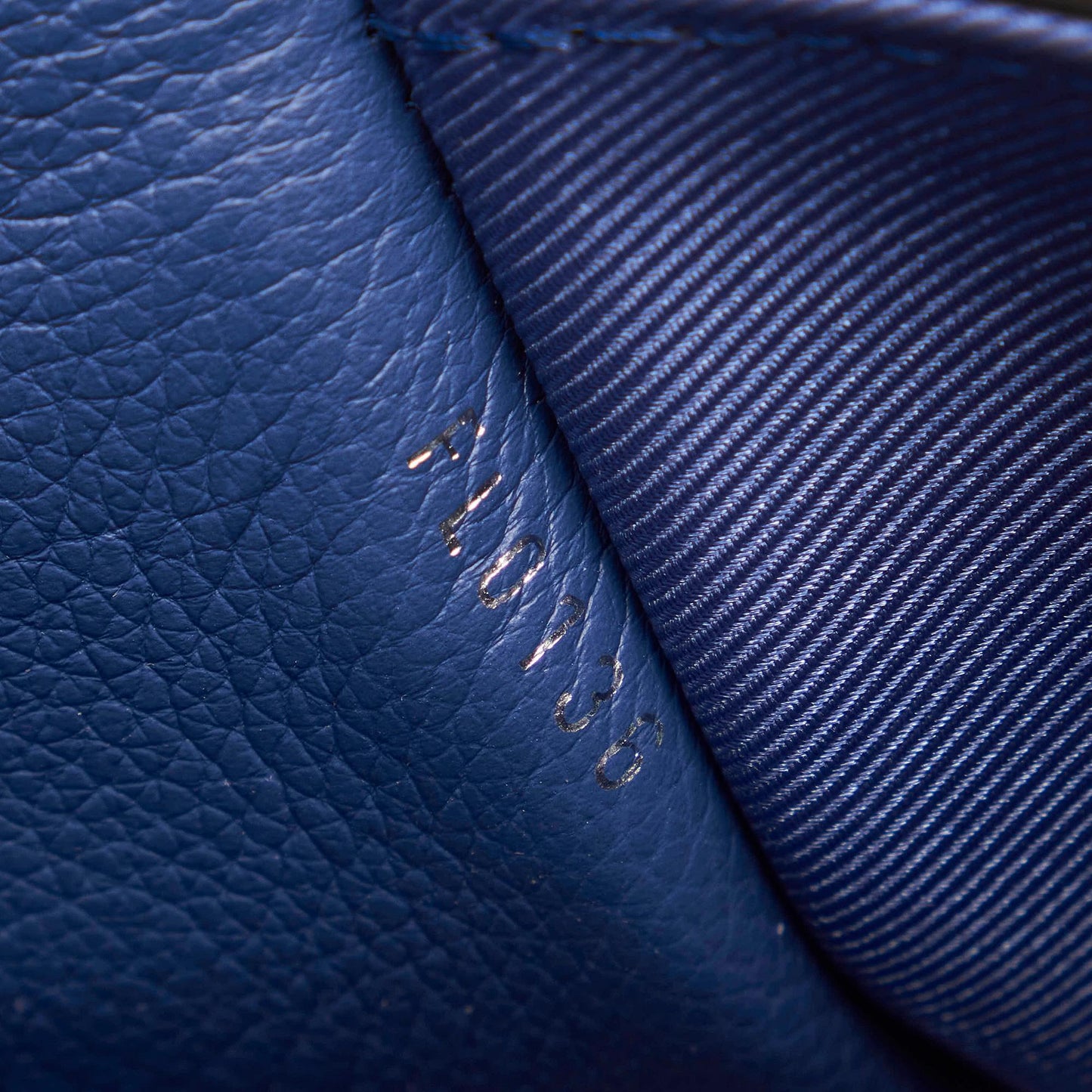 Louis Vuitton LockMe II BB (SHG-32586)