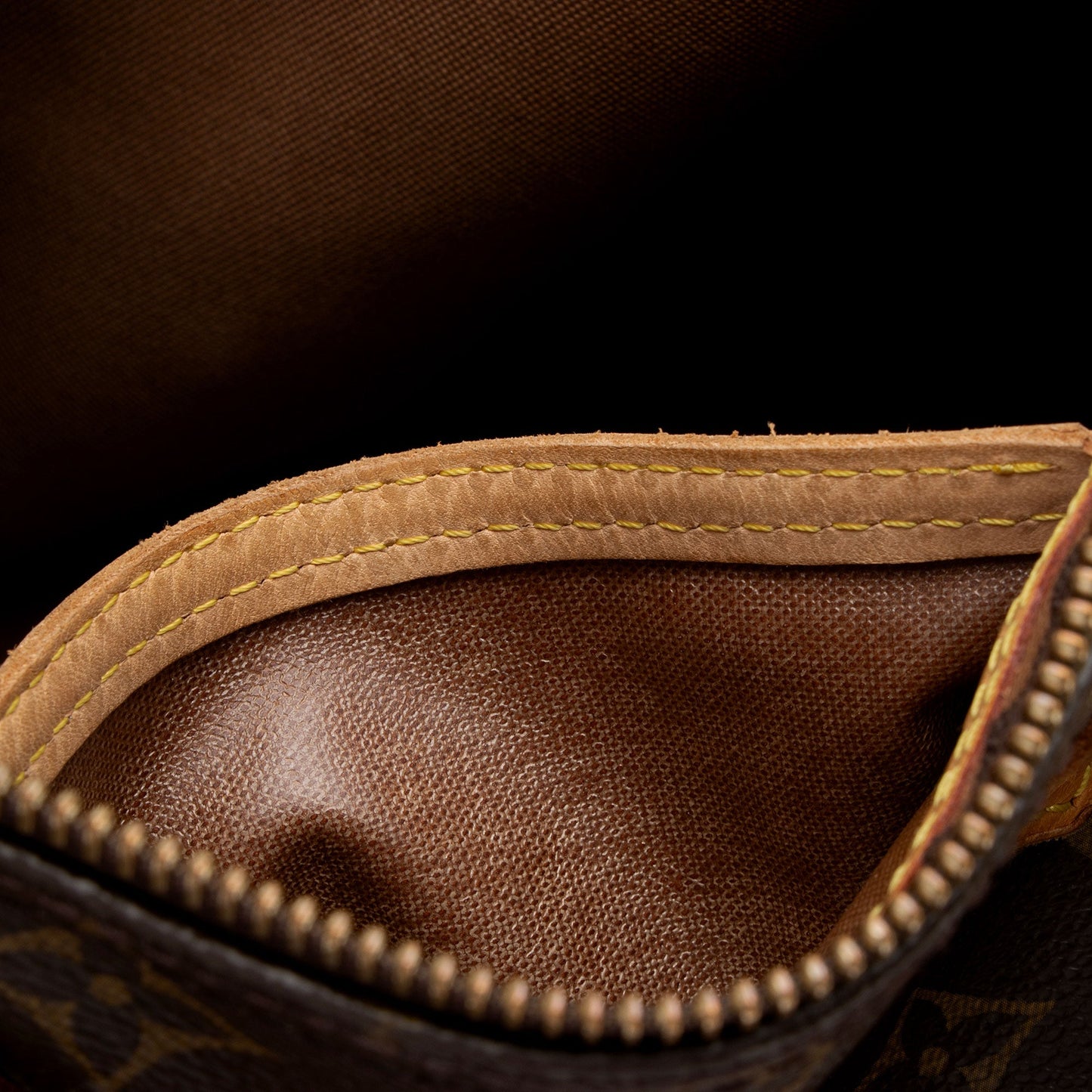 Louis Vuitton Monogram Canvas Speedy 30 Satchel (SHF-0xkjXO)