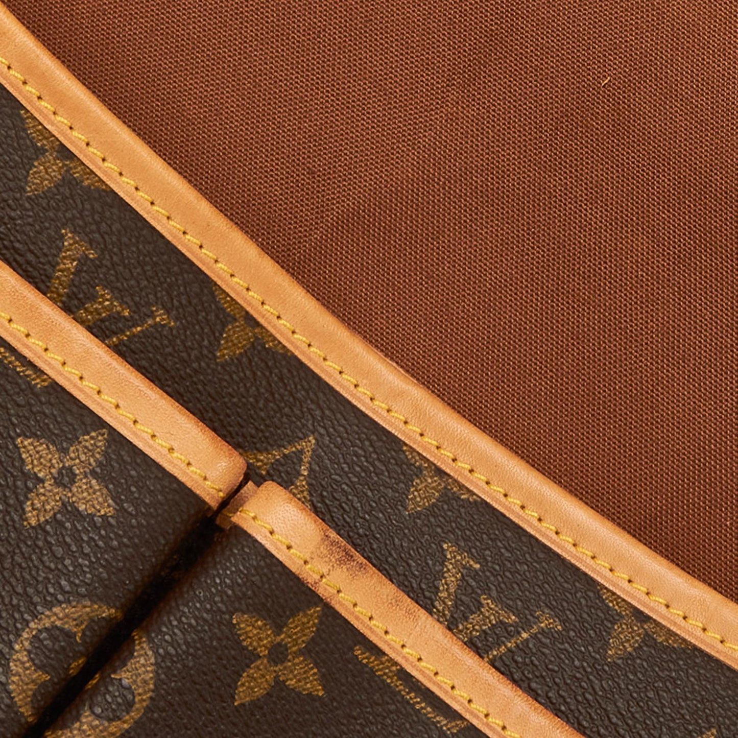 Louis Vuitton Monogram Gibeciere MM (SHG-Lzd3KI)
