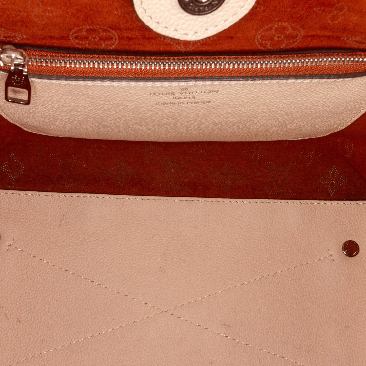 Louis Vuitton Monogram Mahina Carmel (SHG-ZjAOZs)