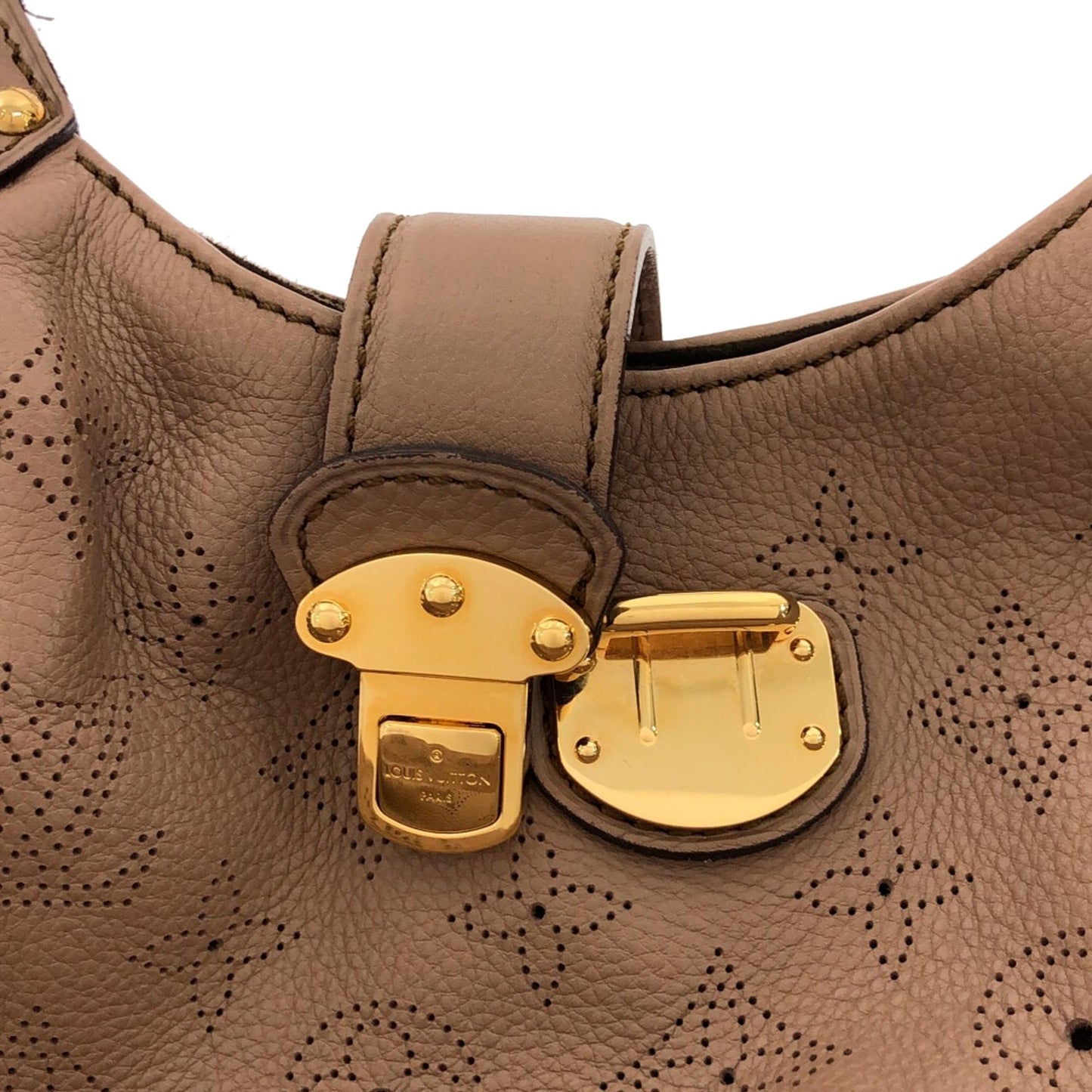 Louis Vuitton Monogram Mahina L Hobo (SHG-mHEWzq)