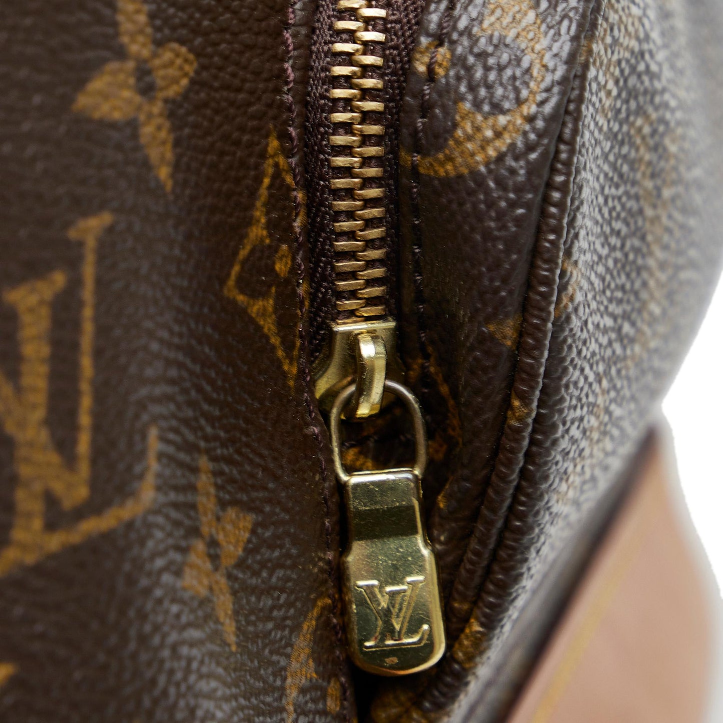 Louis Vuitton Monogram Montsouris MM (SHG-awQ58Z)