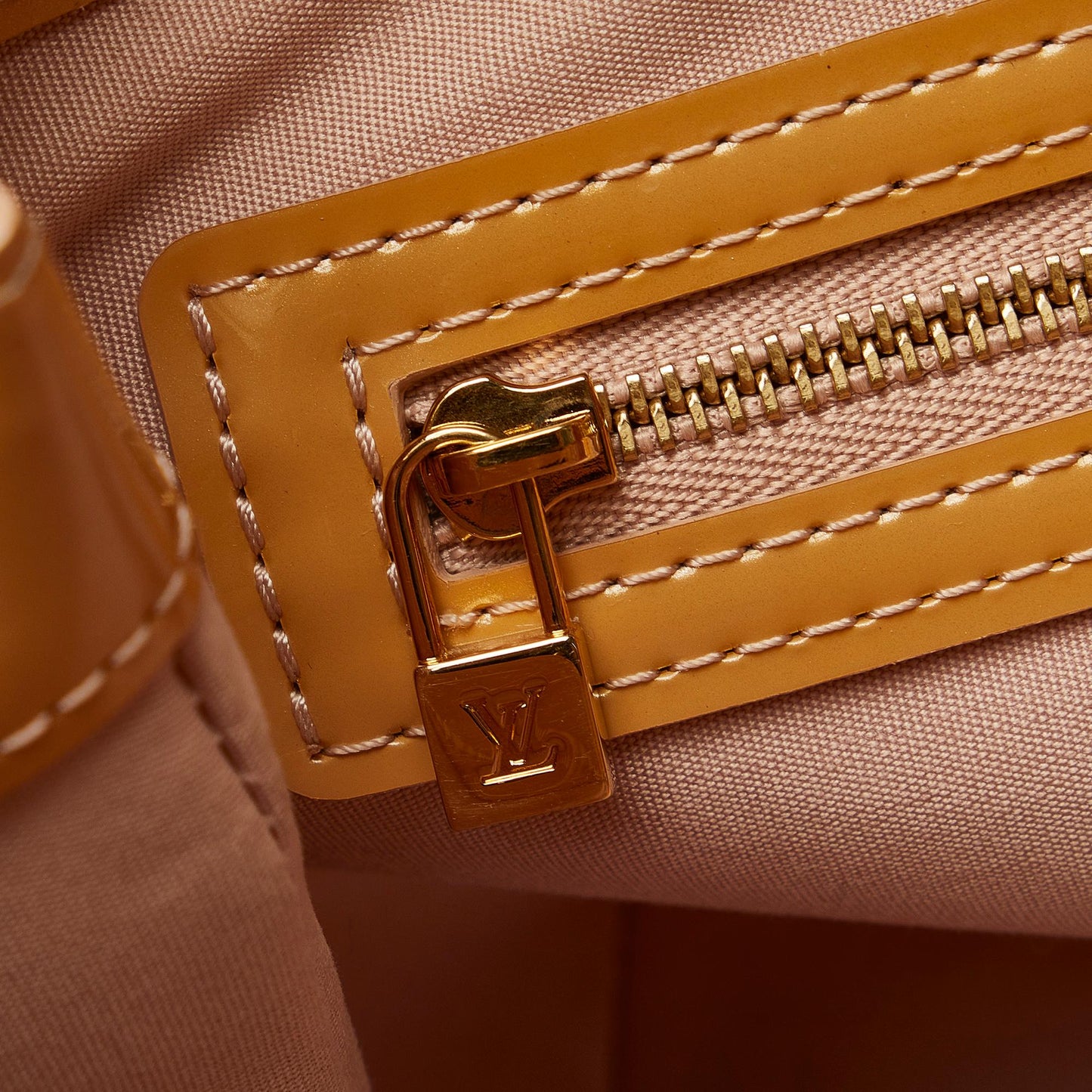 Louis Vuitton Monogram Vernis Wilshire PM (SHG-CTJjqY)