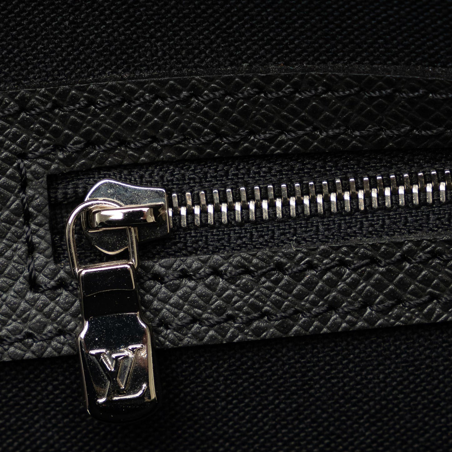 Louis Vuitton Taiga Alexander Briefcase (SHG-wpNlxM)