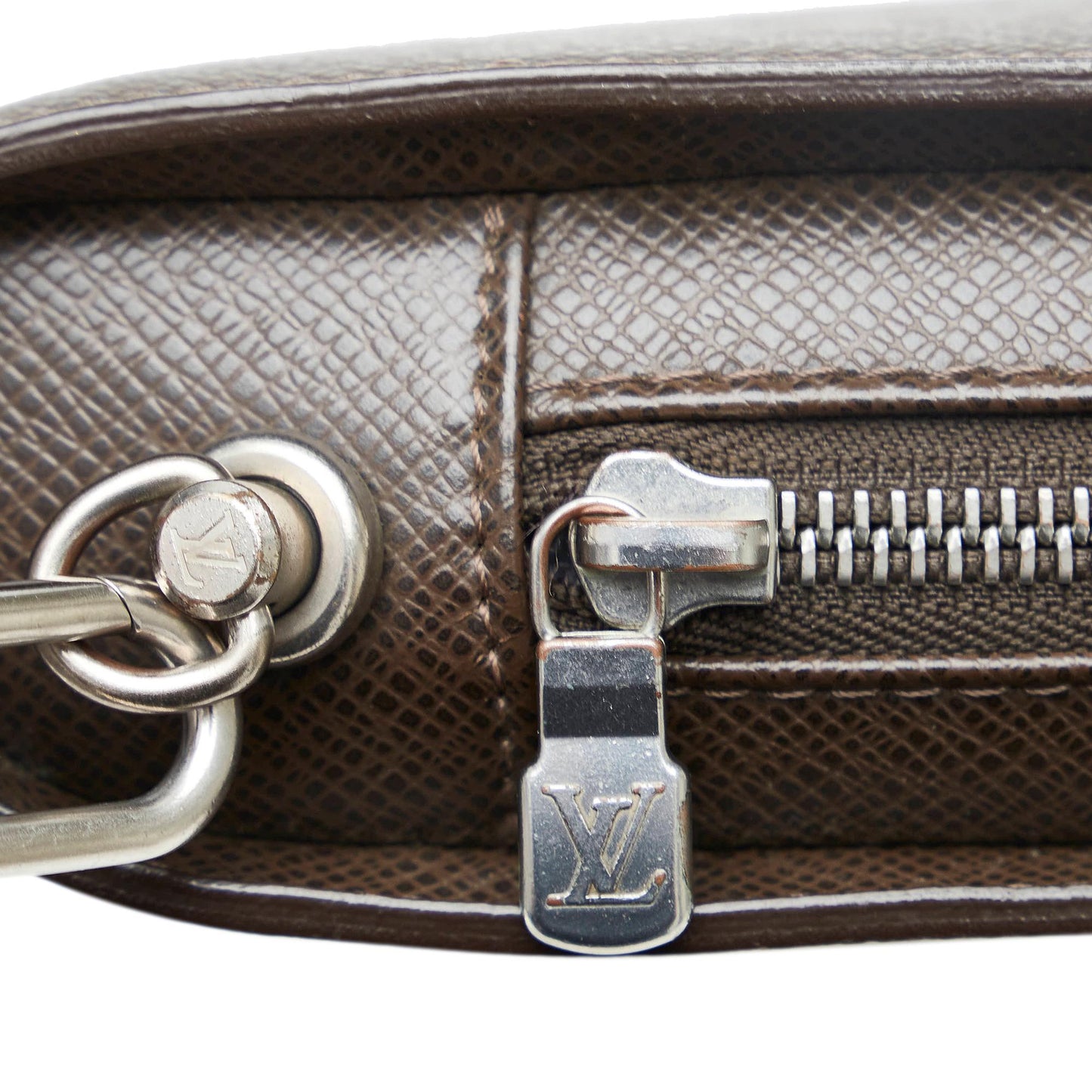 Louis Vuitton Taiga Pochette Baikal (SHG-hxtiT9)