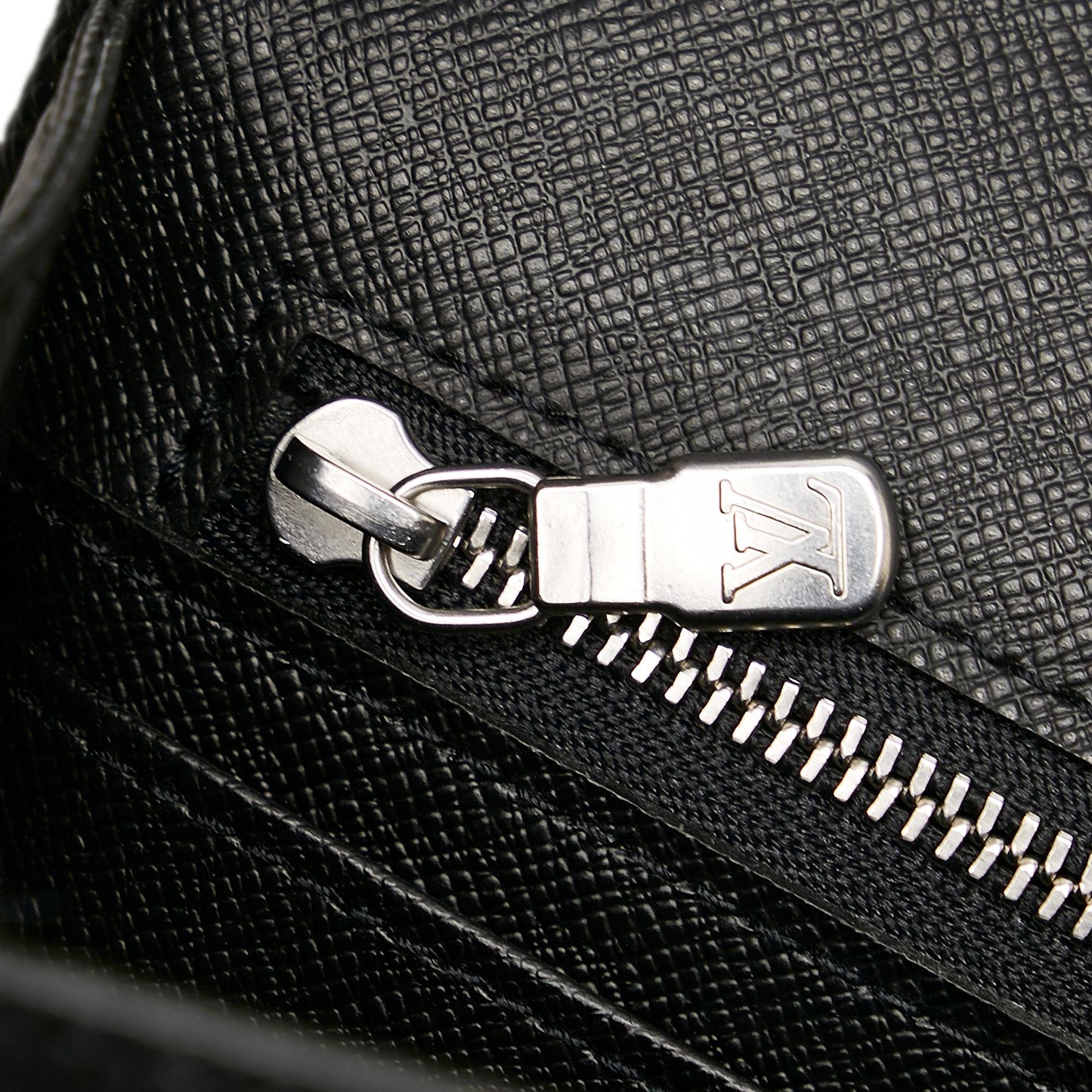 Louis Vuitton Taiga Selenga (SHG-ac5zUF)