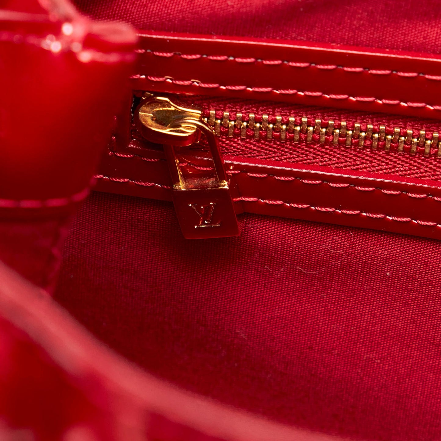 Louis Vuitton Vernis Rayures Wilshire PM (SHG-30156)