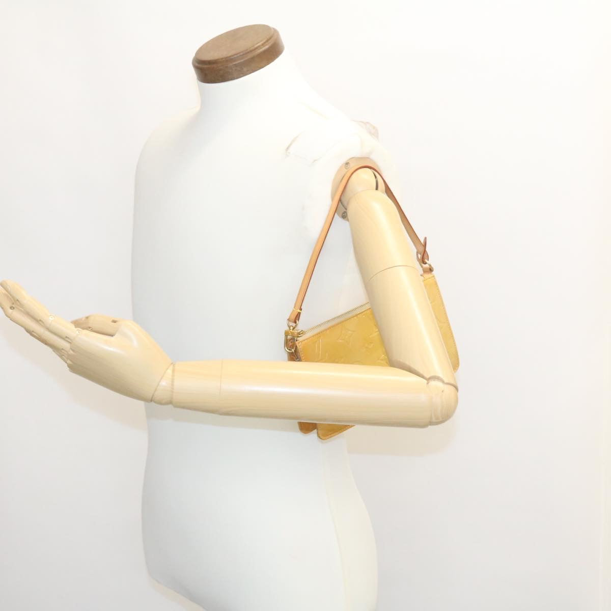 LOUIS VUITTON Monogram Vernis Lexington Pouch Beige M91010 LV am1989g