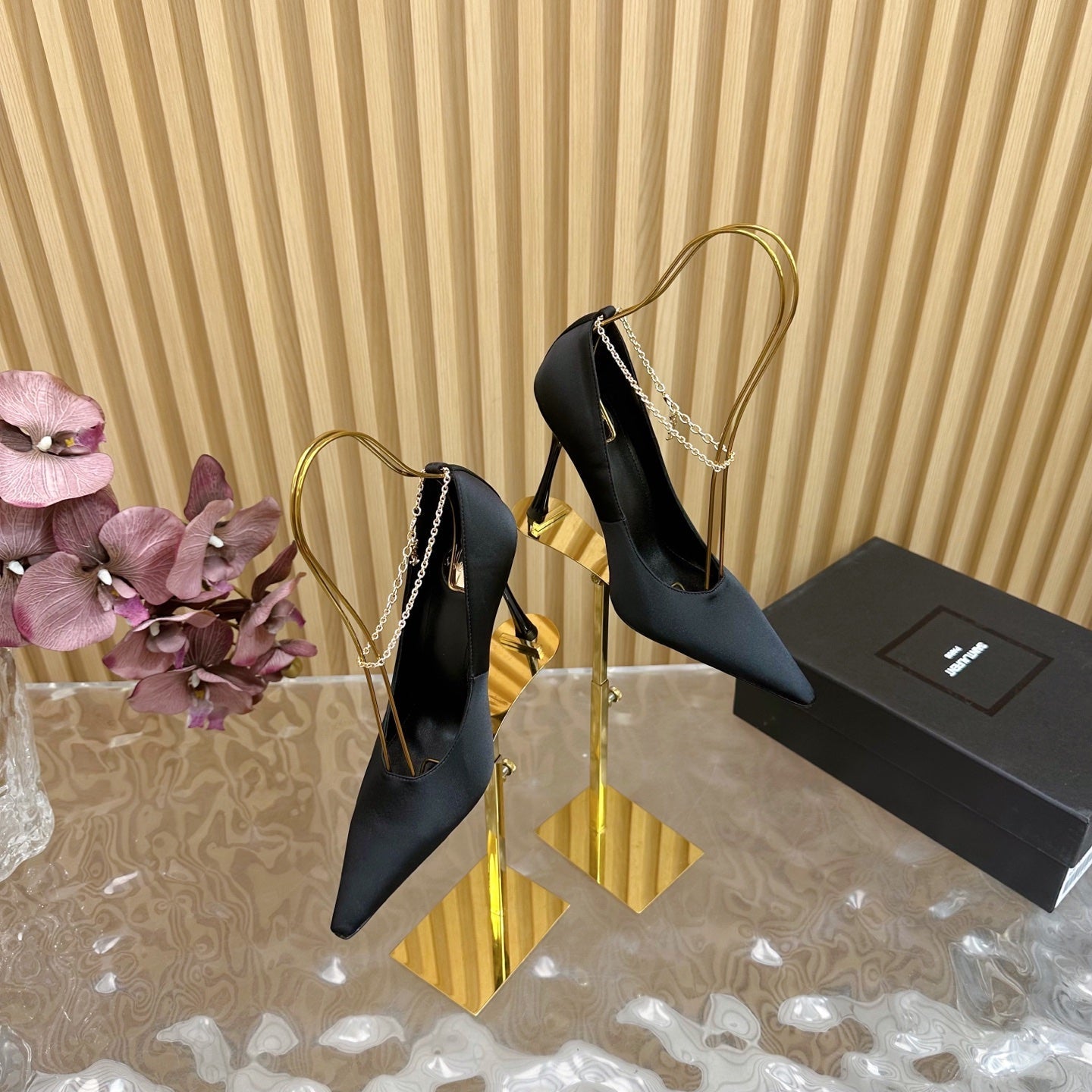 Luxury Saint Laurent RÉGINE PUMPS IN BLACK SATIN GOLD CHAIN