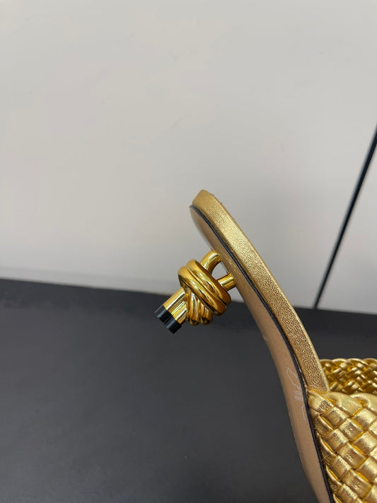 Luxury Bottega Veneta knot mule 55 gold metalic lambskin