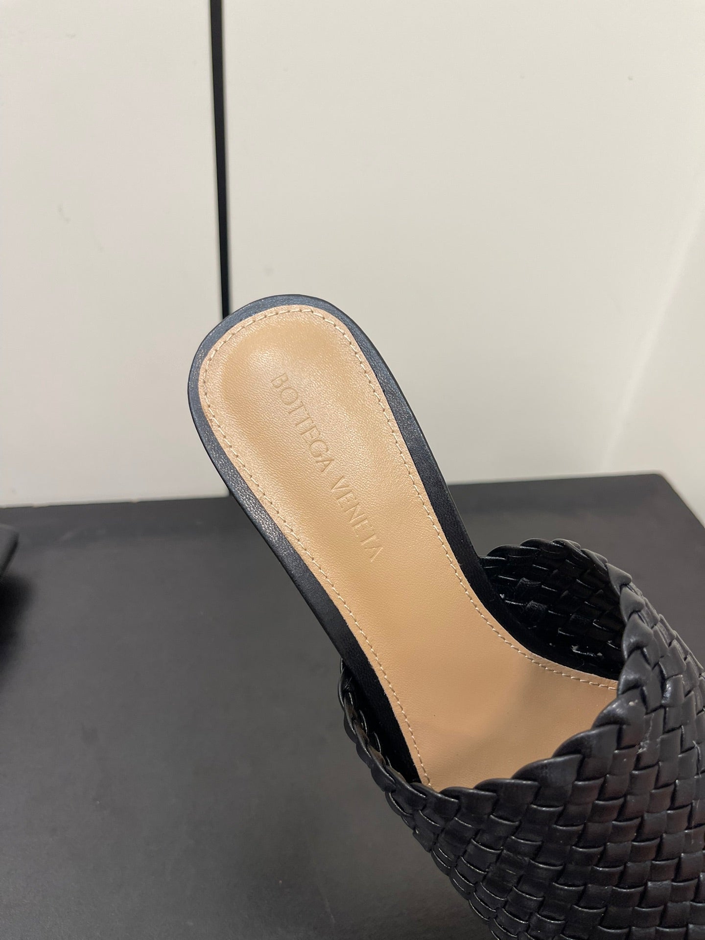 Luxury Bottega Veneta knot mule 55 black lambskin