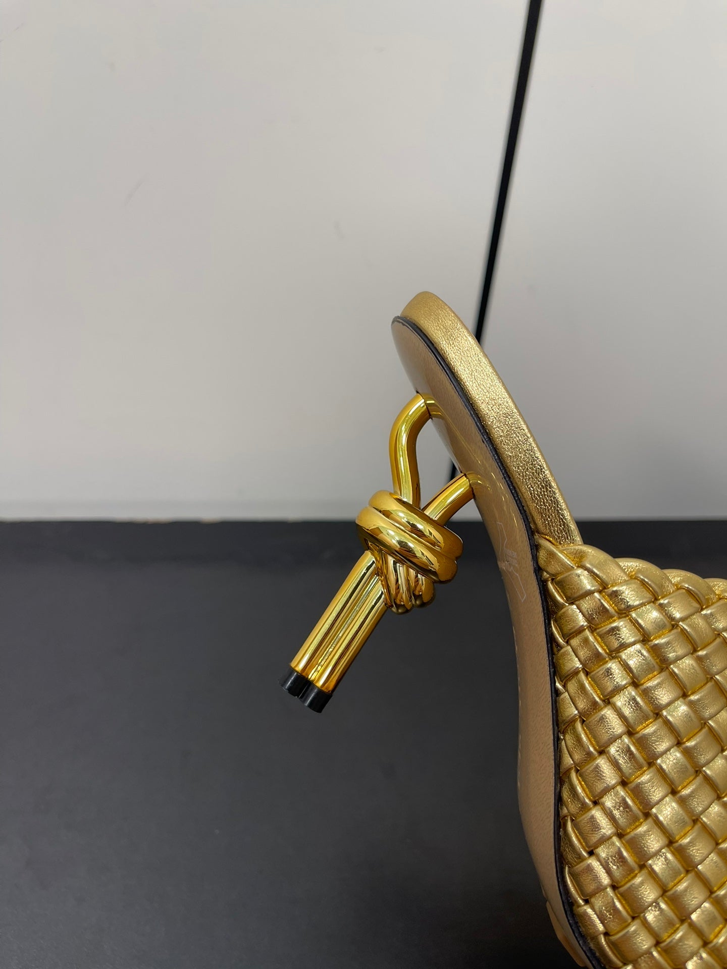 Luxury Bottega Veneta knot mule 95 gold metalic lambskin