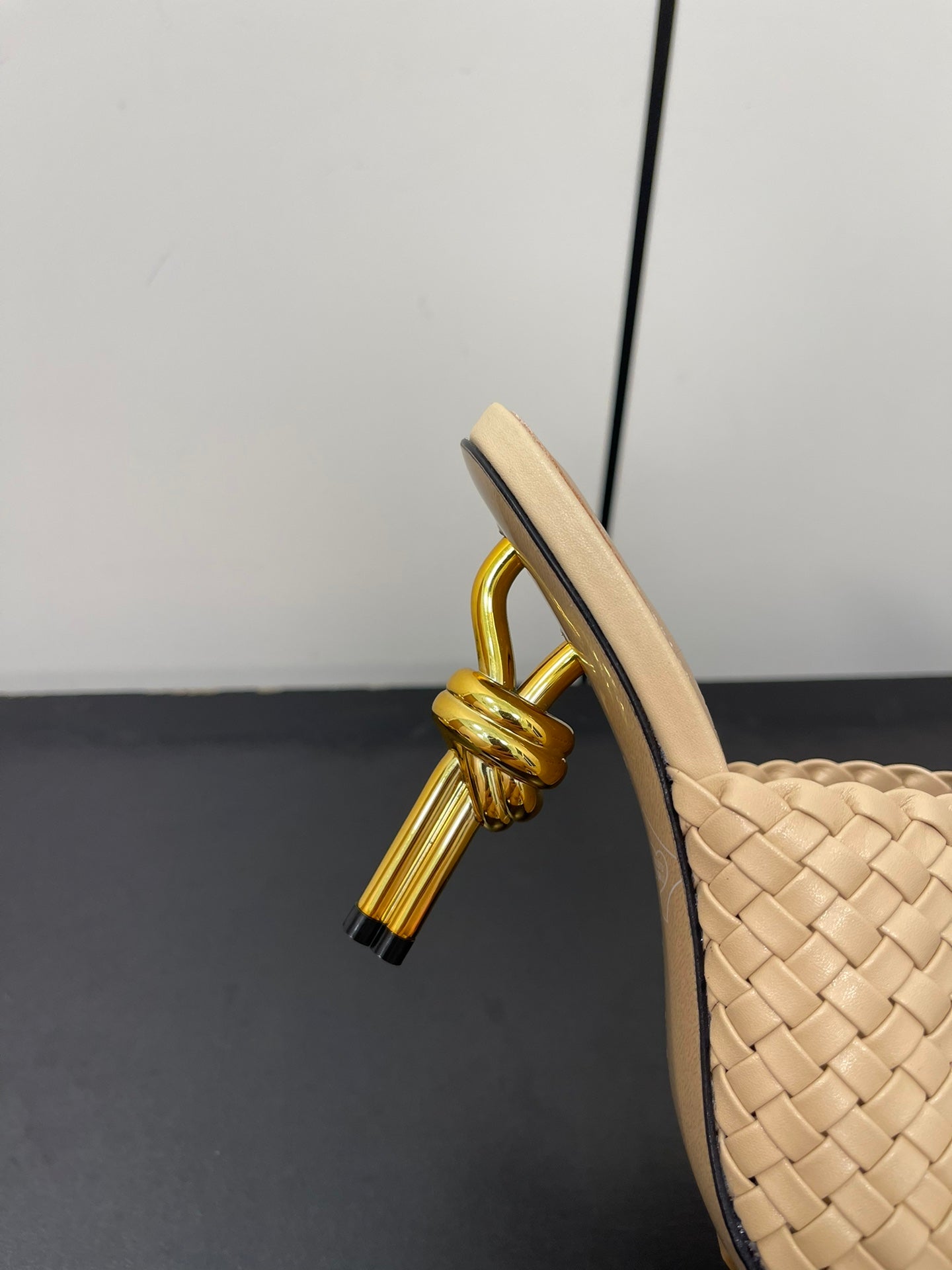 Luxury Bottega Veneta knot mule 95 beige lambskin