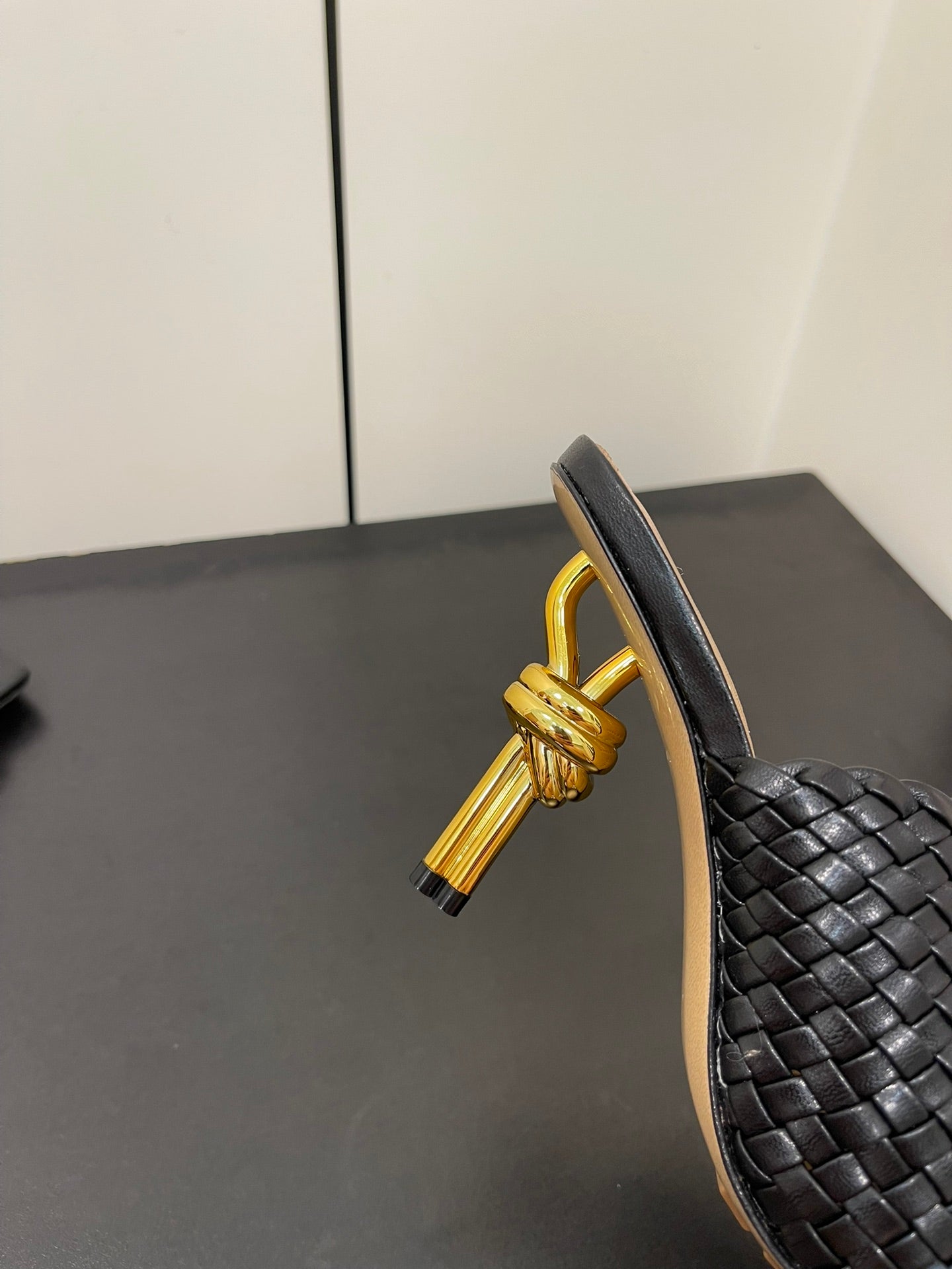 Luxury Bottega Veneta knot mule 95 black lambskin